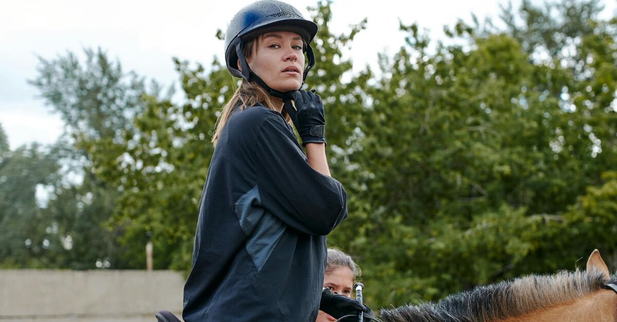 Melhor do que as botas de cowboy? Assim você pode usar botas ‘equestres’ de forma elegante pelo resto de 2024