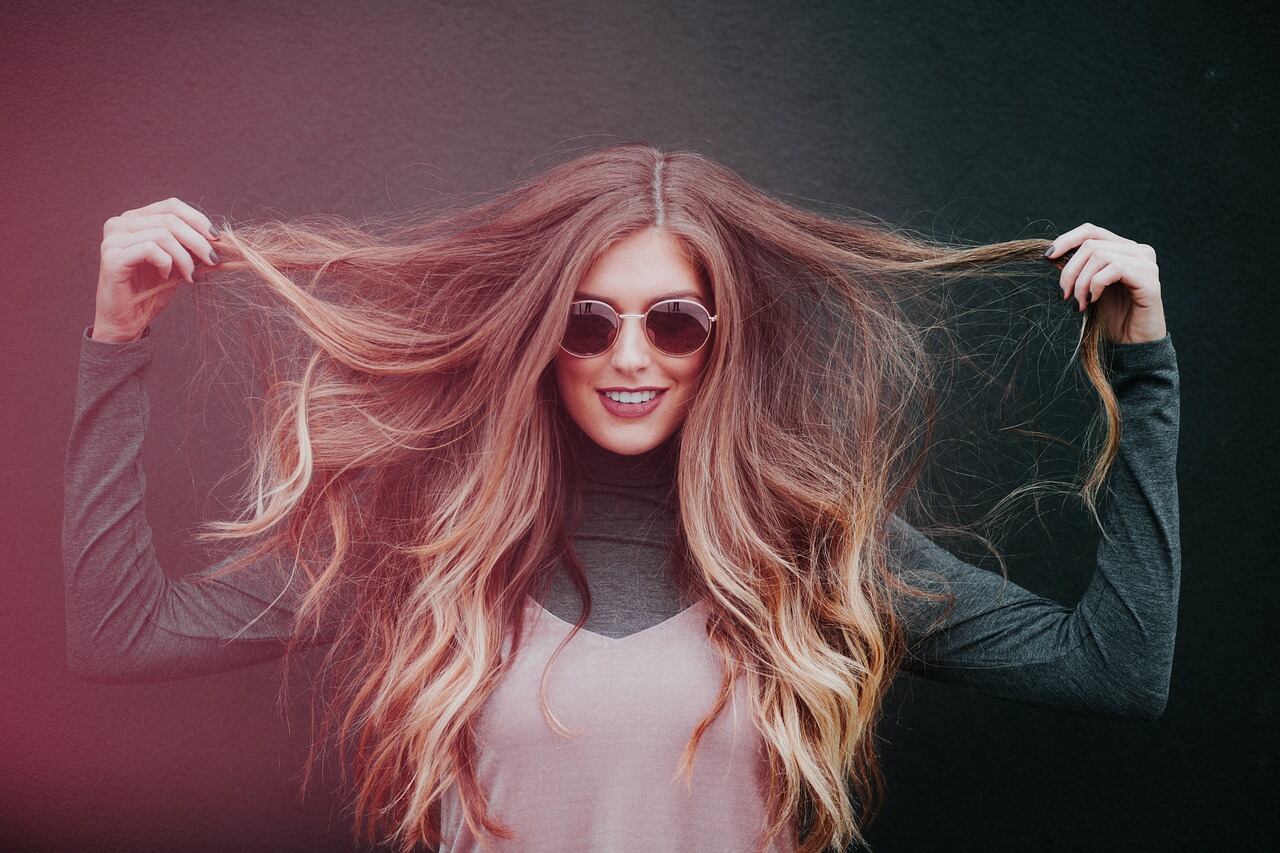 Mulher com as mãos no cabelo