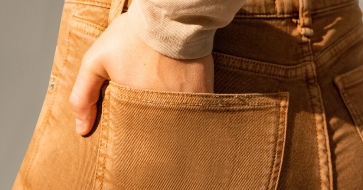 As calças de veludo cotelê são a moda retrô que favorece a silhueta