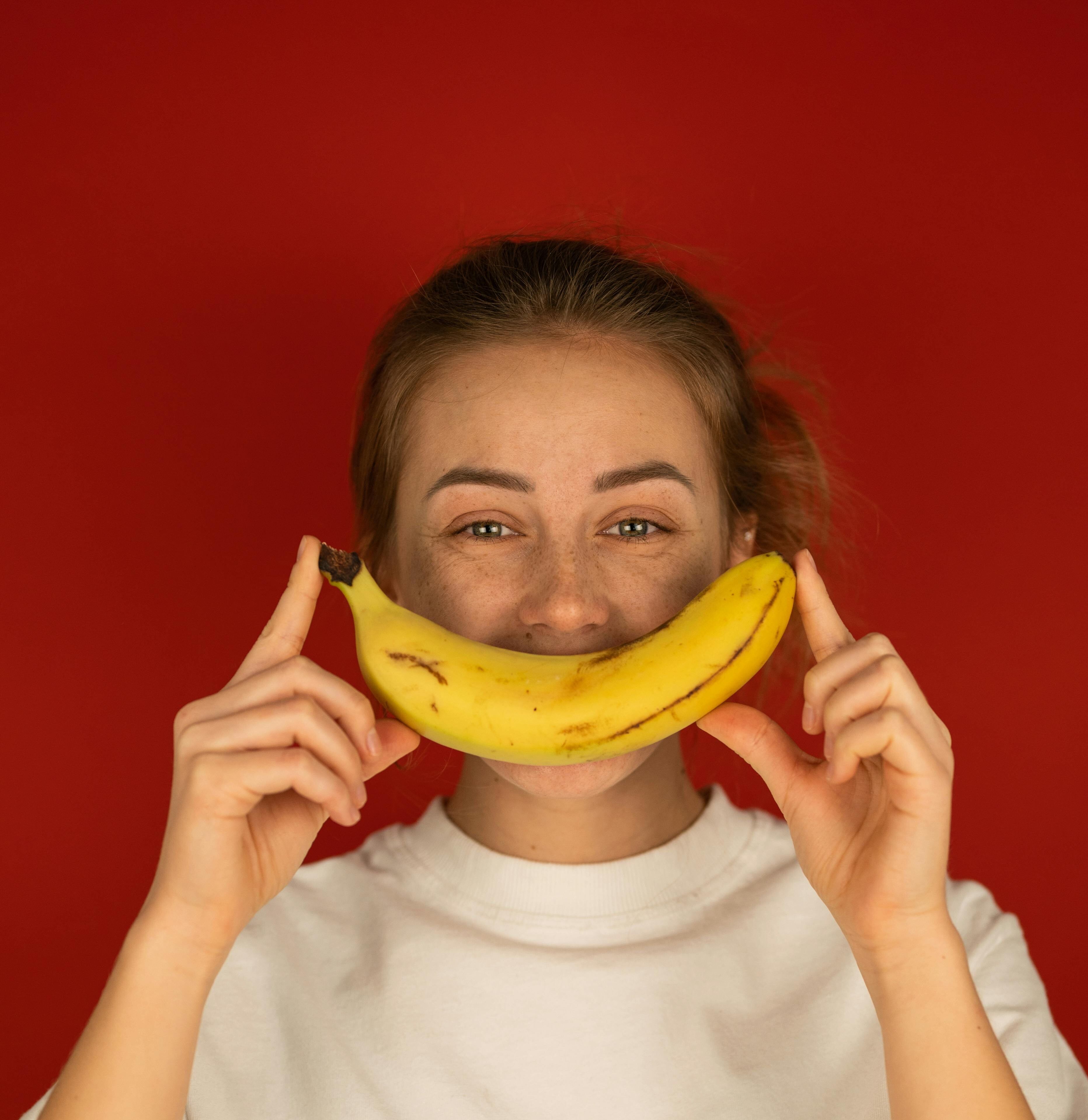 Receita: Essa máscara caseira de banana e gelatina pode ajudar você a suavizar as rugas faciais 