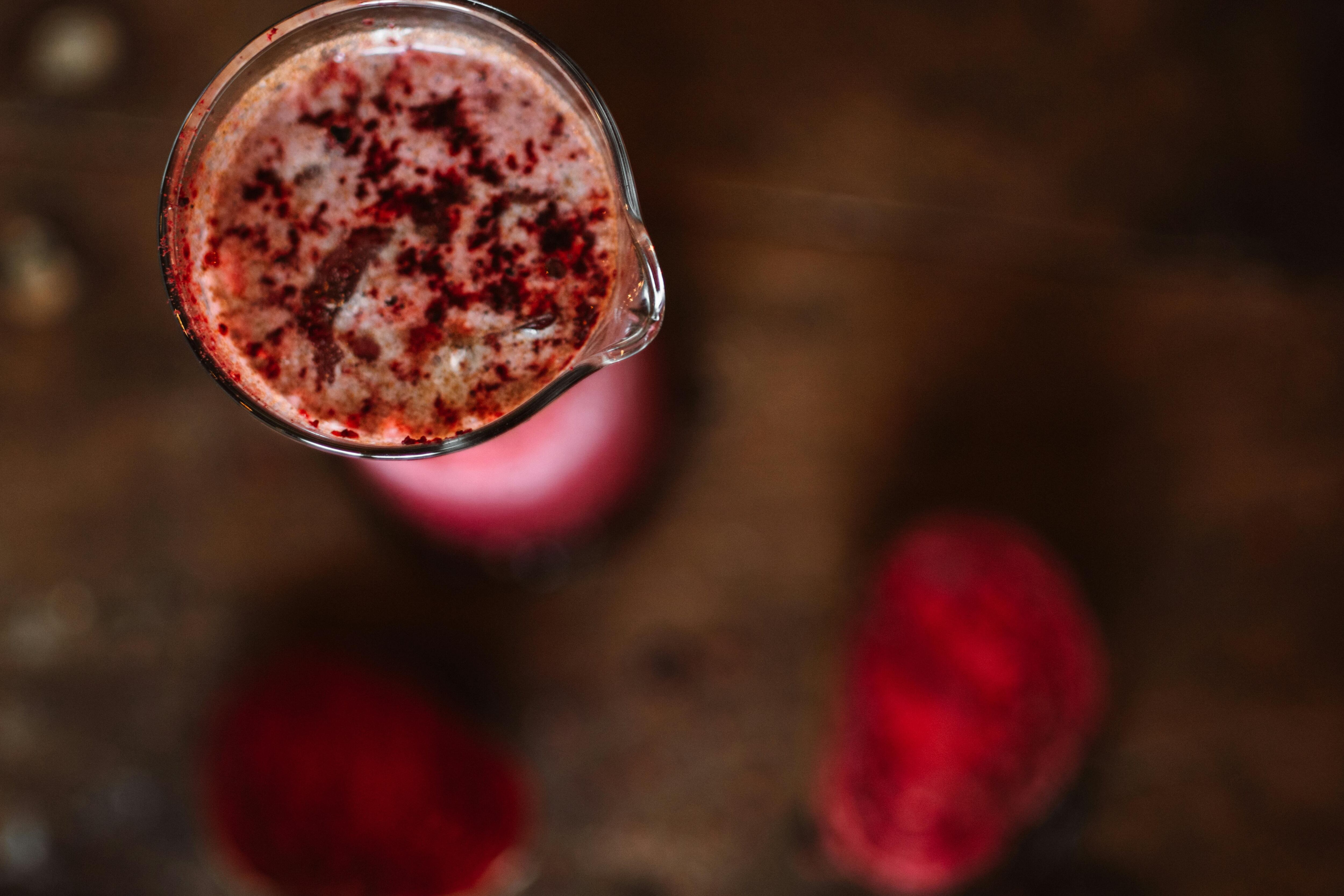 Diga adeus aos sintomas desagradáveis da ressaca com este suco natural de beterraba e cenoura