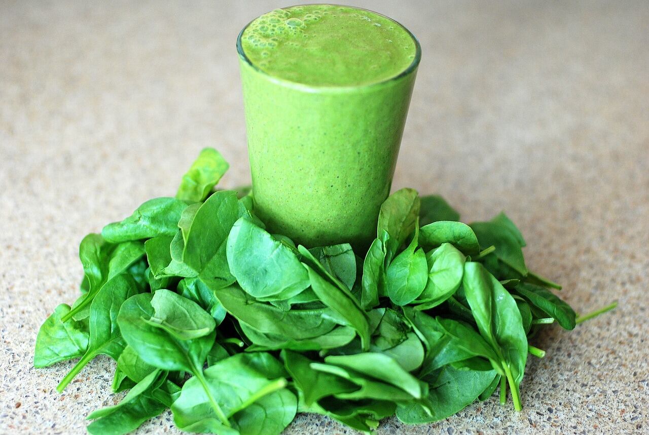 Combata a gripe com este nutritivo e delicioso suco verde de espinafre, aipo e laranja