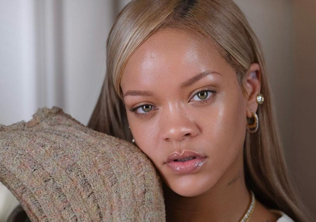 Esse é o penteado glamouroso da Rihanna para copiarmos em um próximo evento elegante