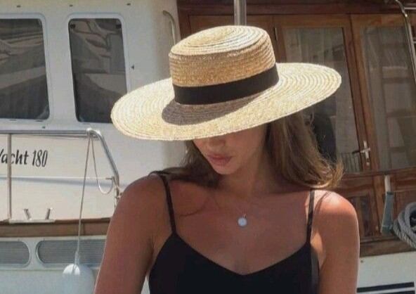 Os acessórios de palha estão cada vez mais em alta nessa temporada