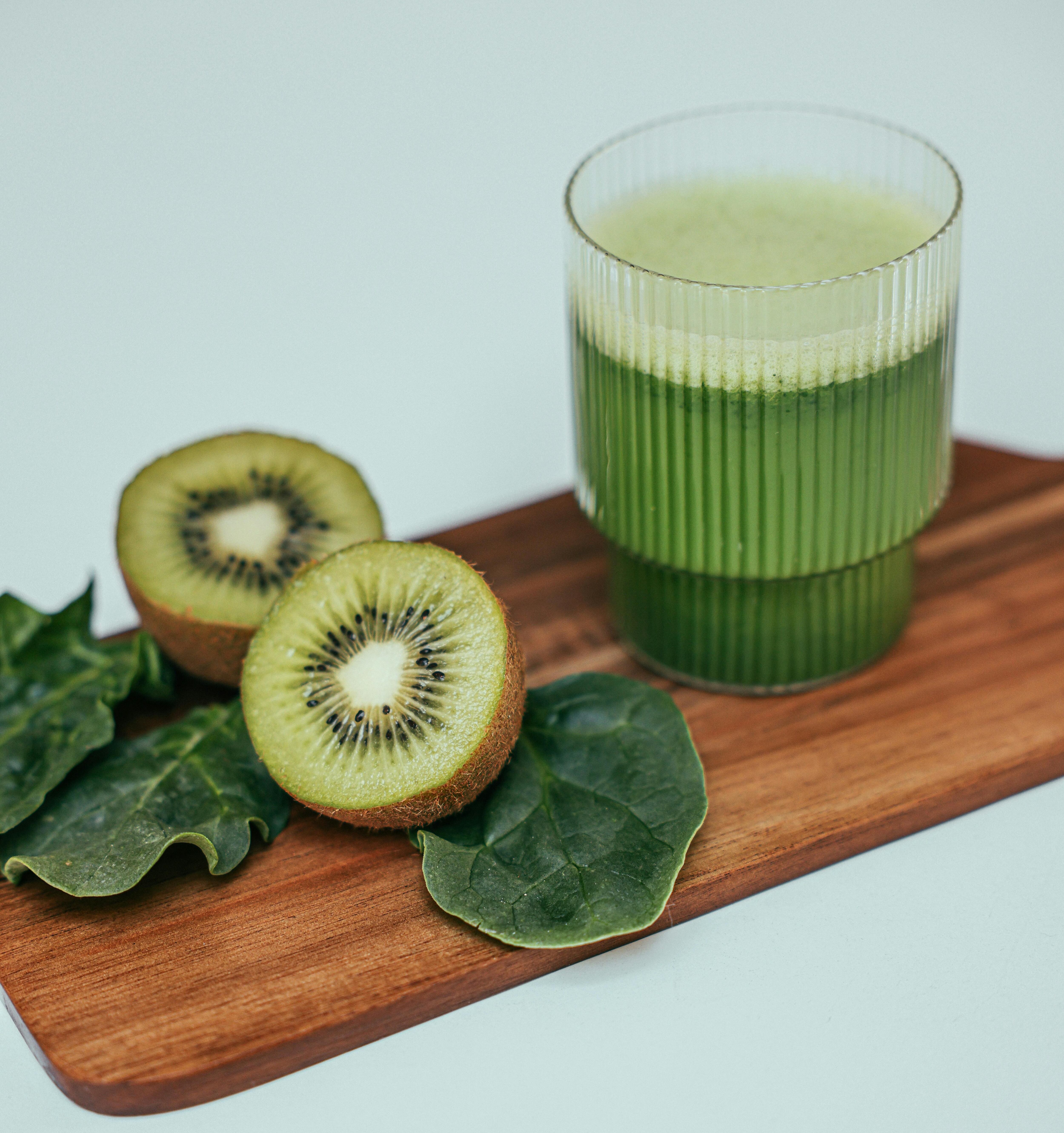 Delicioso e baixo em calorias: Suco de kiwi, maçã verde e limão para queimar gordura